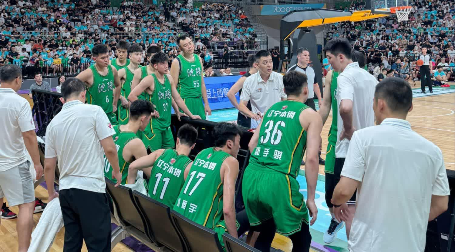 辽宁篮球队主场胜利，观众掌声雷动