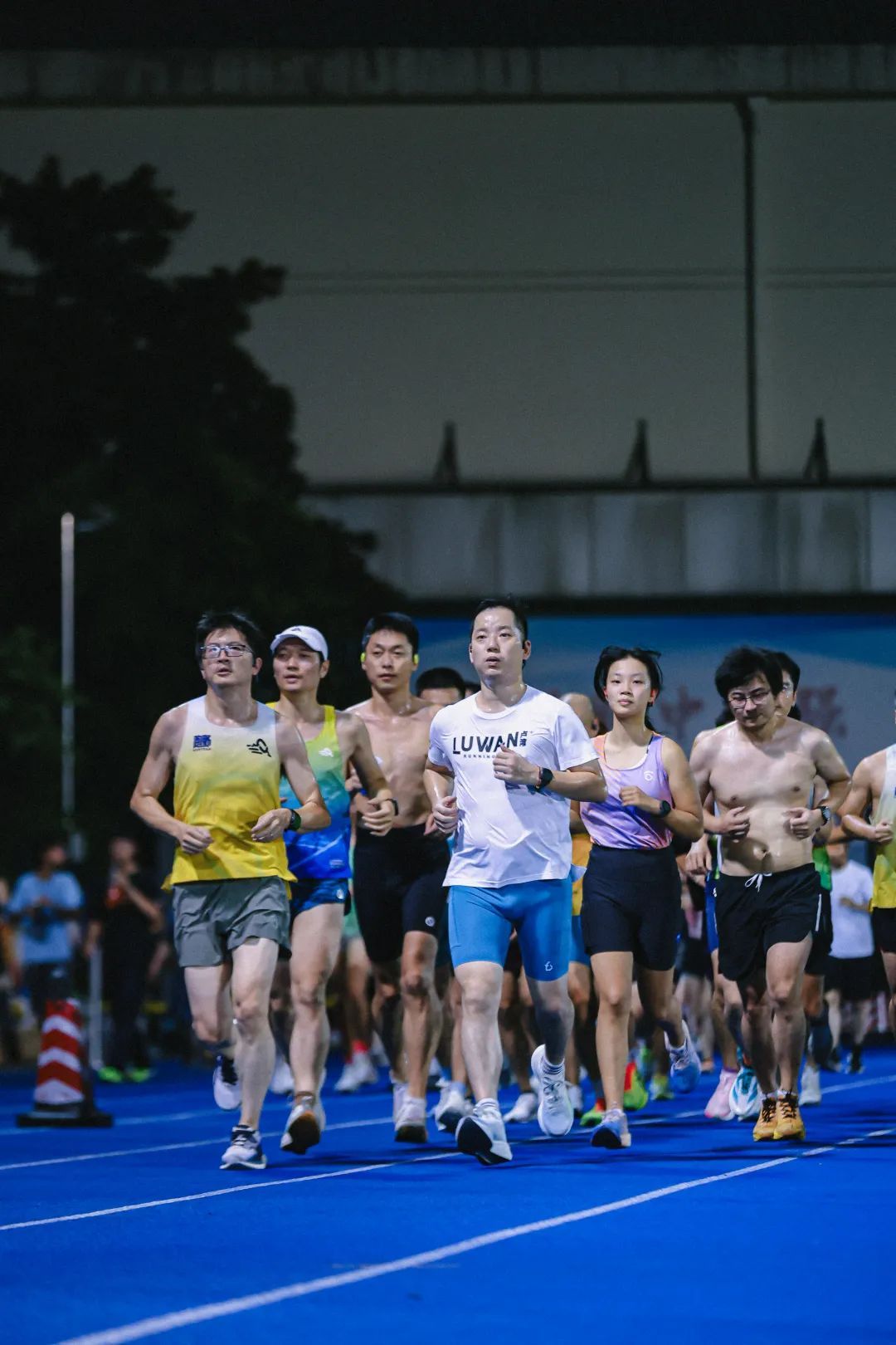 运动场上成群结伴，气势如虹