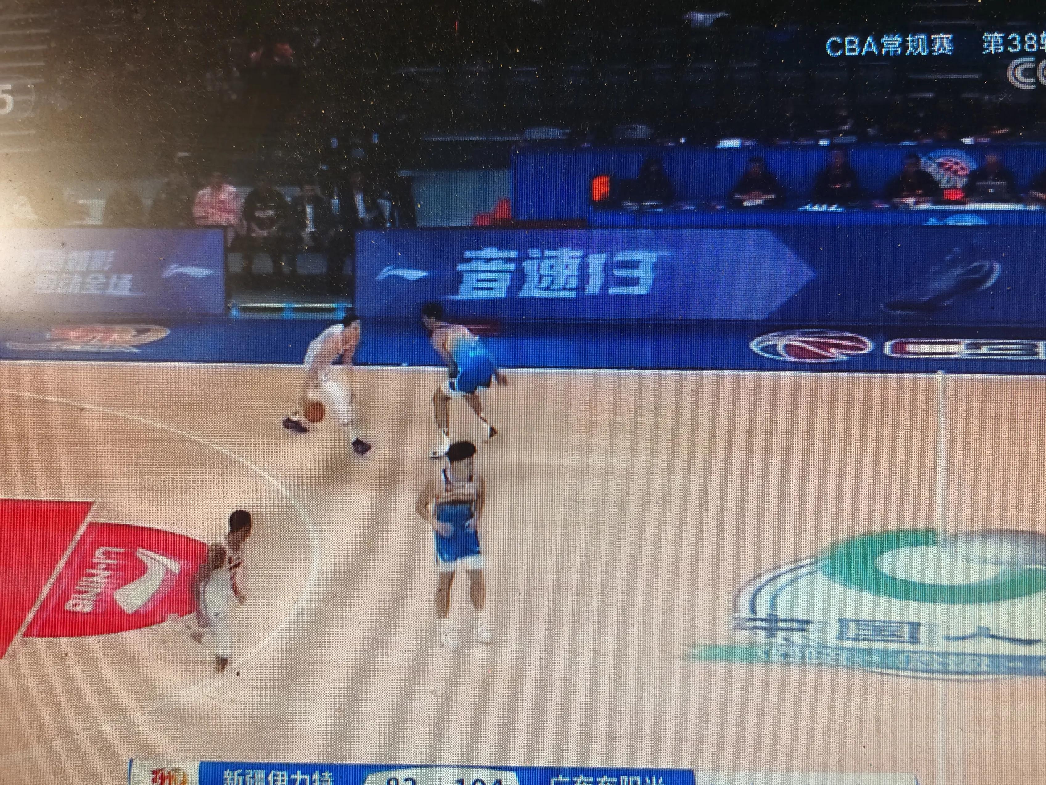紧张角逐！两支球队今晚将在赛场上展开角逐