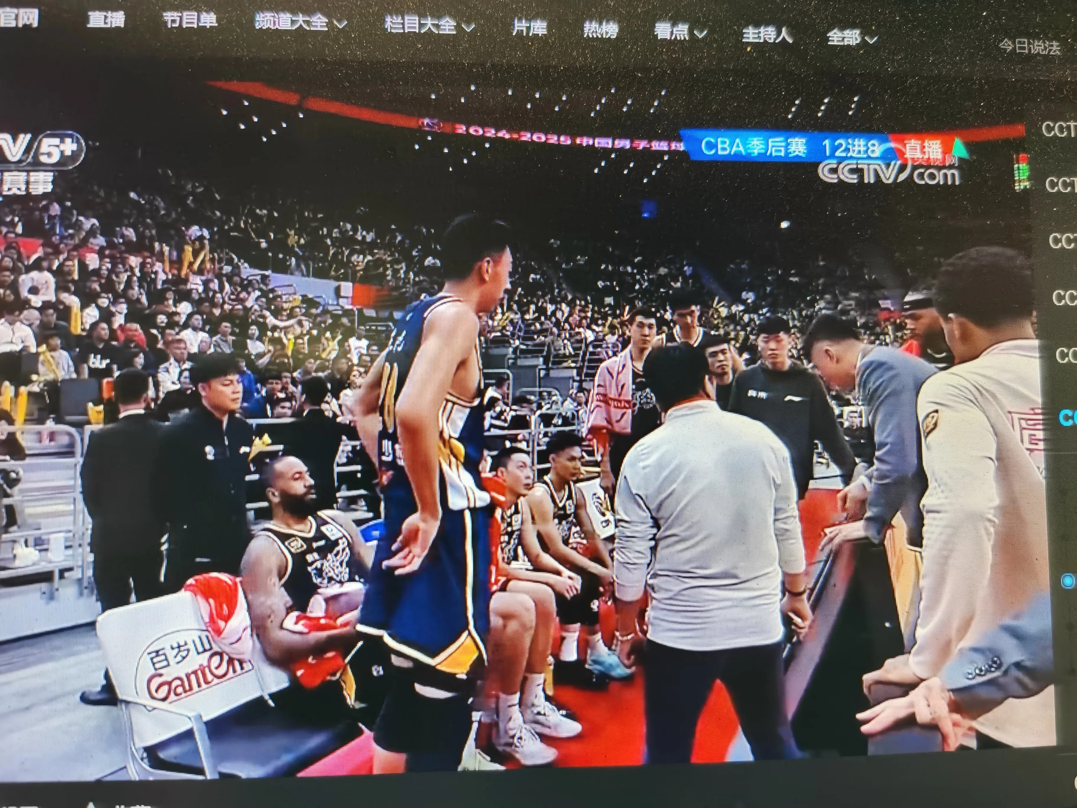 球场上的激烈交锋吸引众多观众