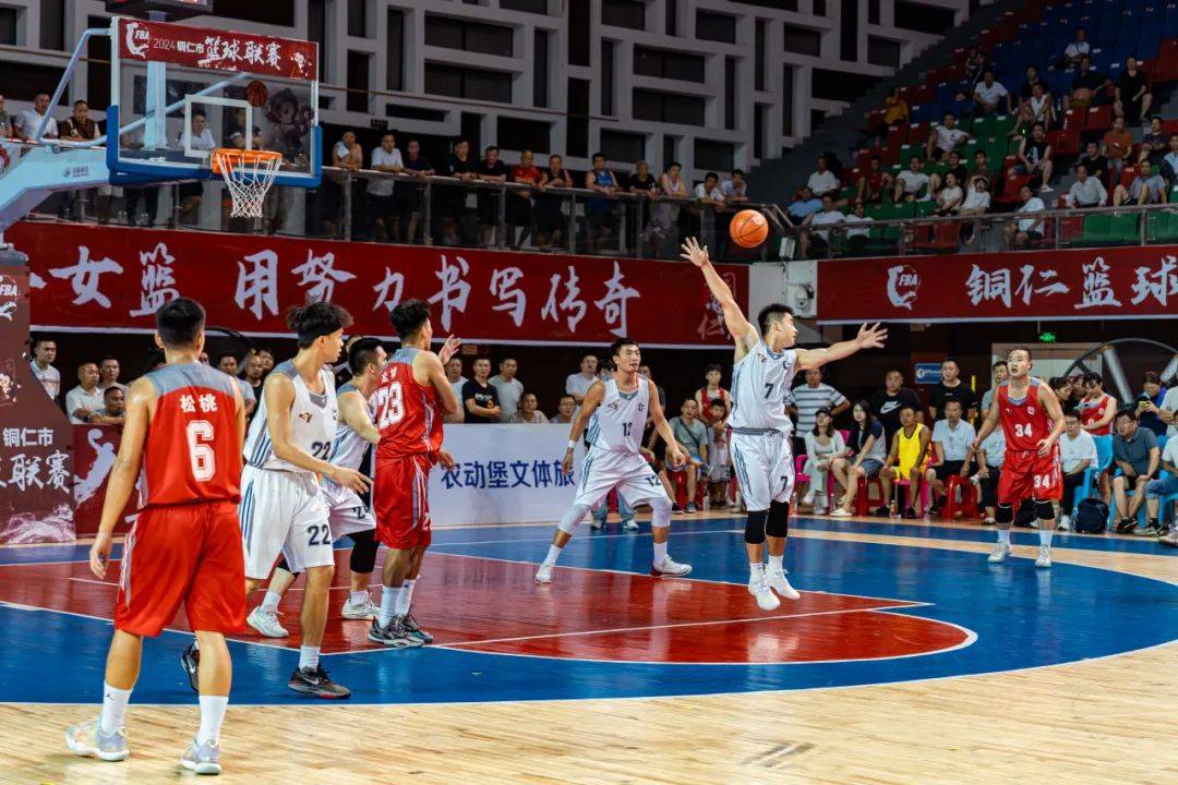 篮球比赛集锦精彩呈现，球员个人表现抢眼