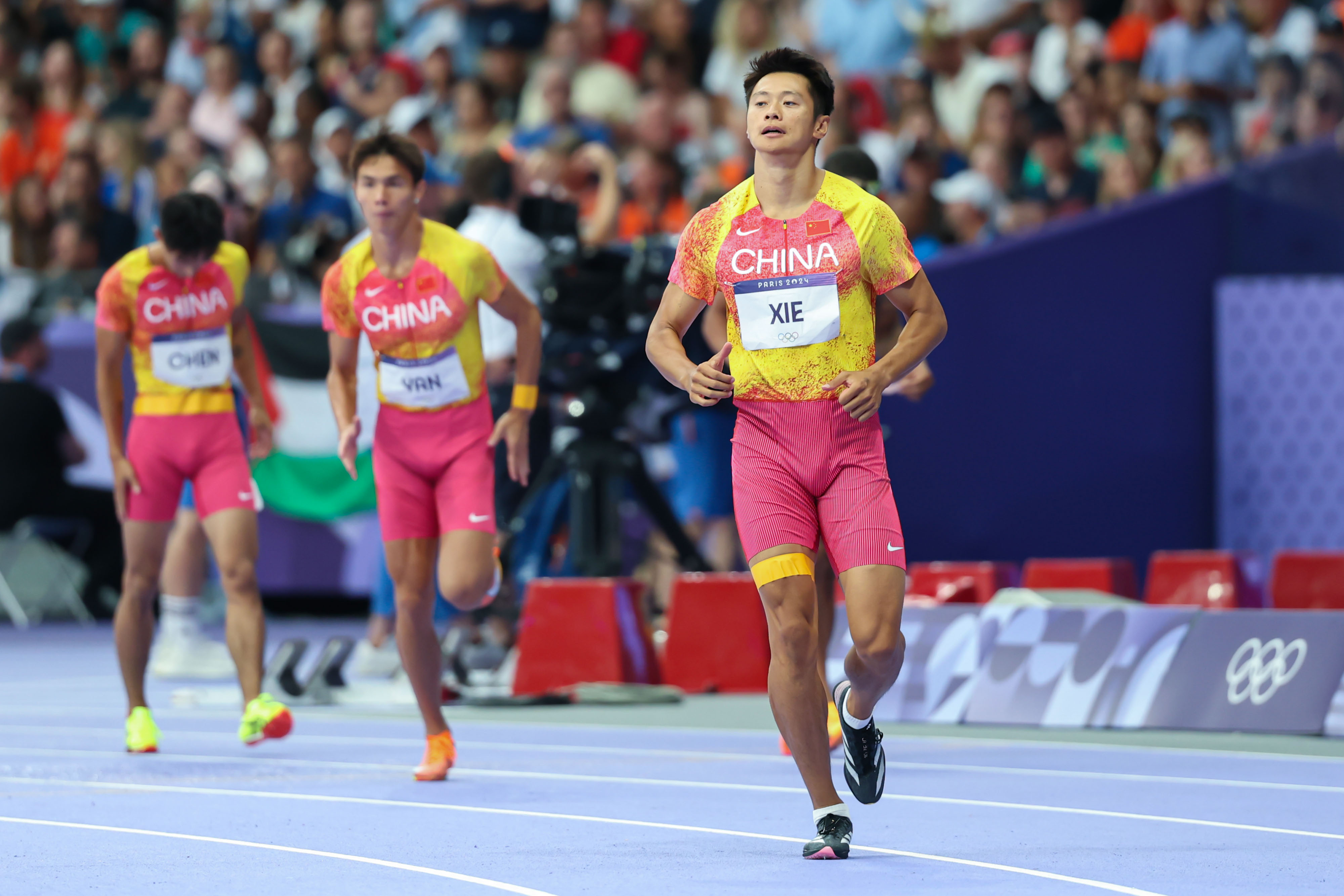 闪电飞奔:田径选手以惊人速度领先 闪电飞奔:田径选手以惊人速度领先