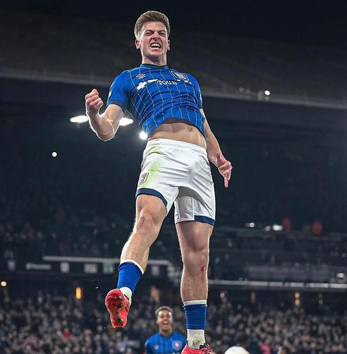 威廉希尔官网-比赛中球员们的飒爽英姿让人为之倾倒,赞叹不已