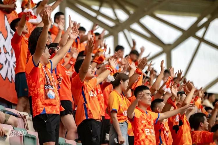 足球联赛再掀热潮,精彩对决连连上演 足球联赛再掀热潮,精彩对决连连上演