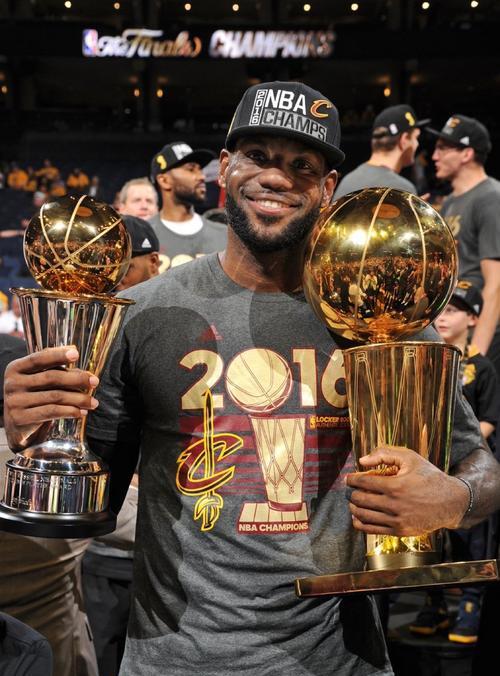 骑士队大胜火箭,逆转胜利引发球迷狂欢 骑士队大胜火箭,逆转胜利引发球迷狂欢