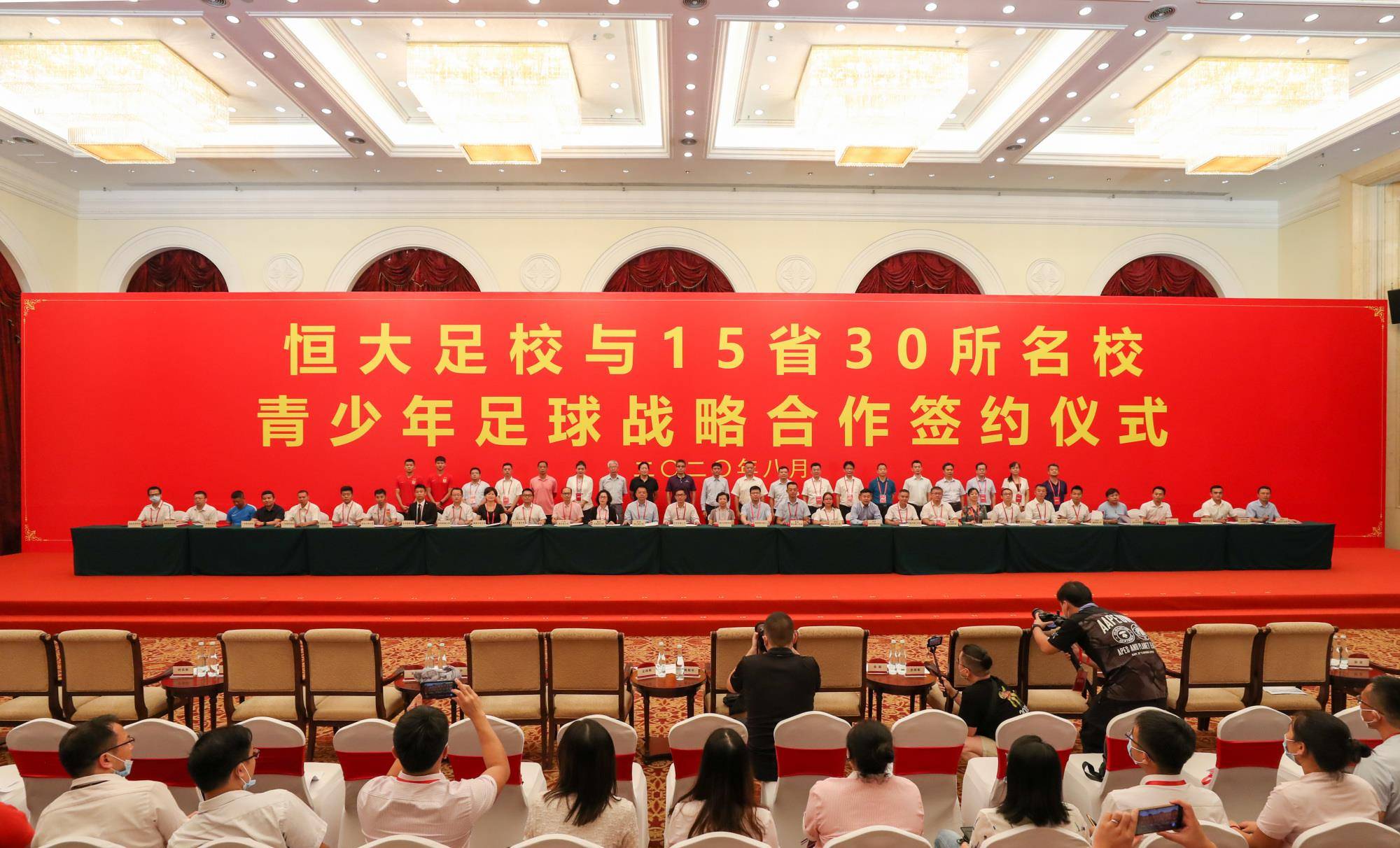 英国威廉希尔-球队备战大赛,主帅大手笔调整阵容